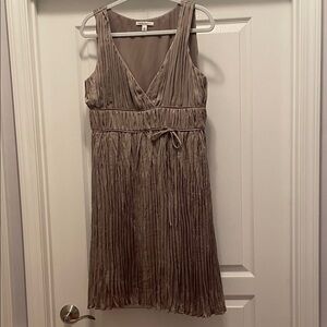 Banana Republic Beige Pleated Midi‎ Dress